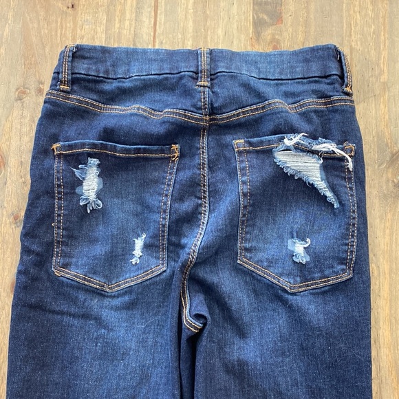 No Boundaries skinny Jean with distressing size 7. J108 - Picture 4 of 8